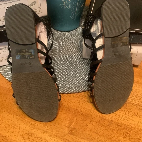 Qupid black strappy sandals NWT - Picture 5 of 11